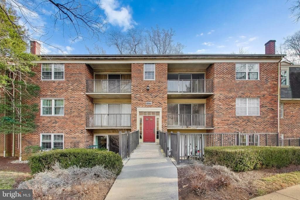 886 College Parkway #304 photo 1