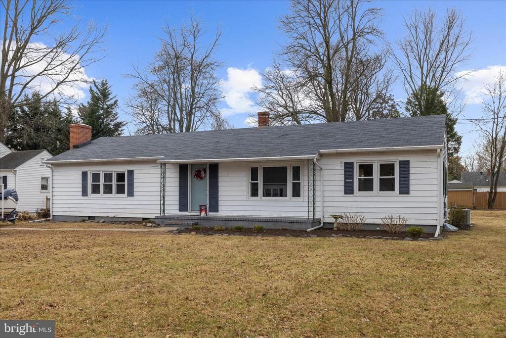 208 Elm Street photo 1