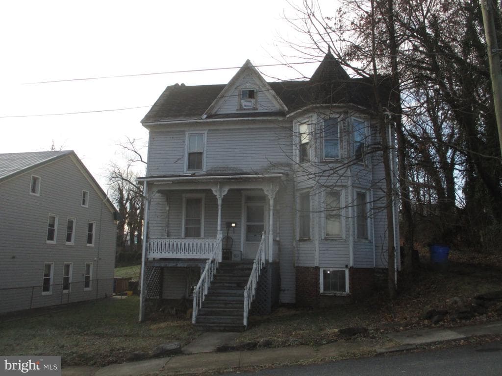 44 E B Street photo 1