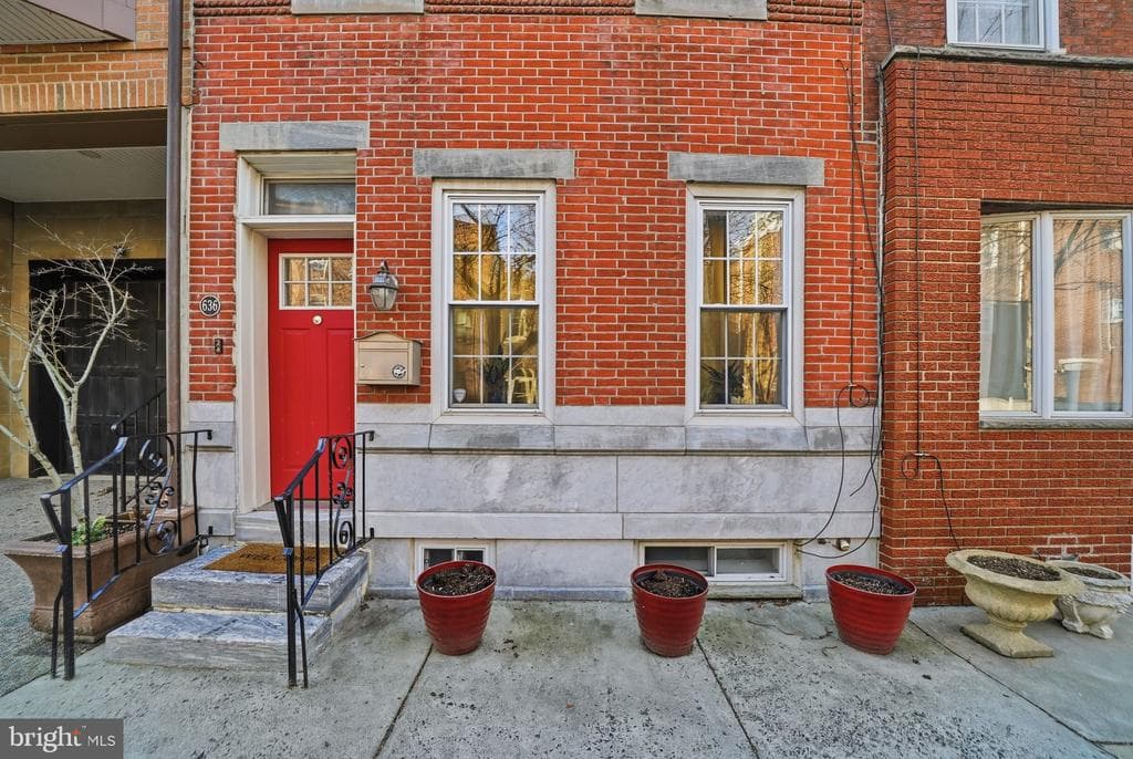 636 Carpenter Street photo 1