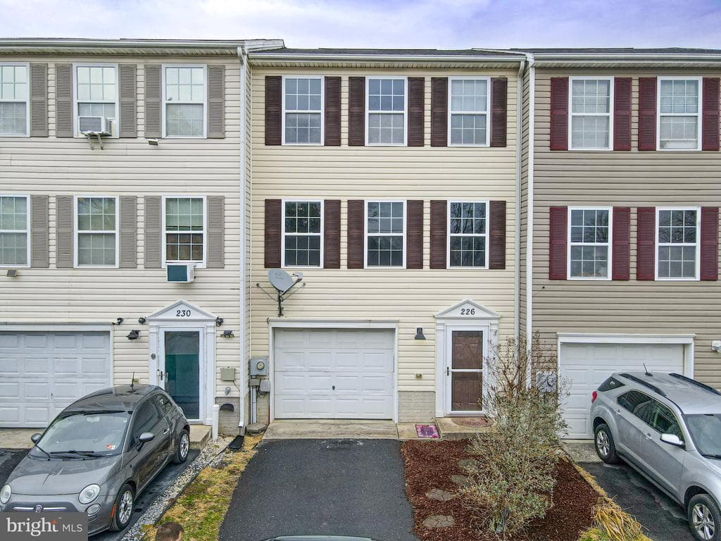 226 Topaz Lane photo 1