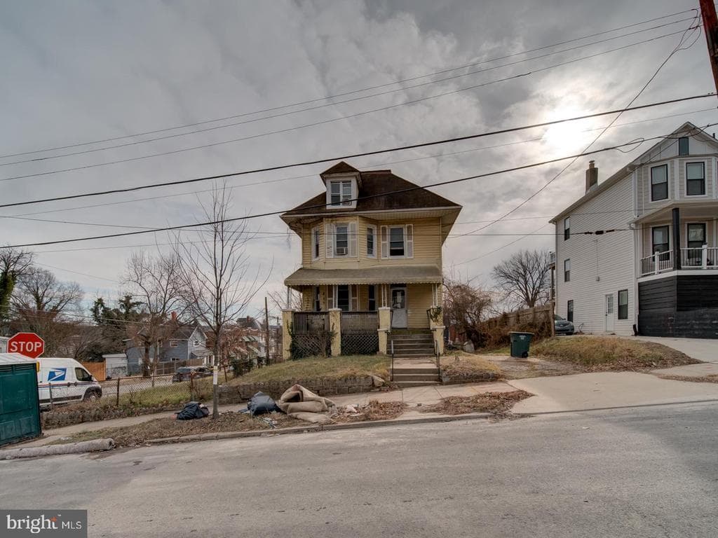 2015 Douglas Street NE photo 1