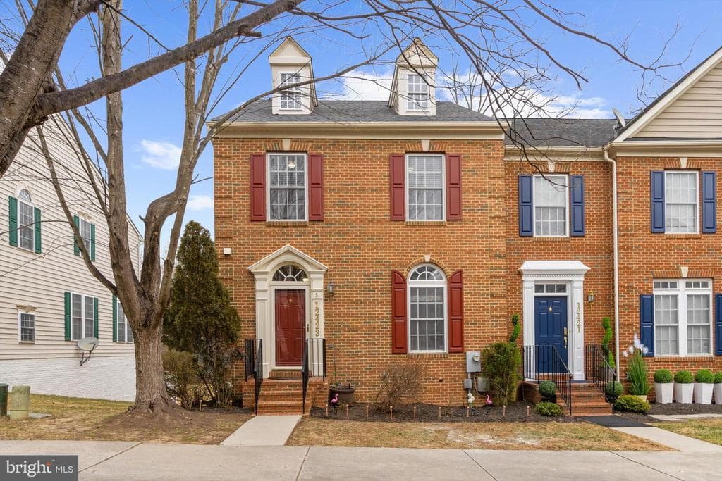 12423 Falconbridge photo 1