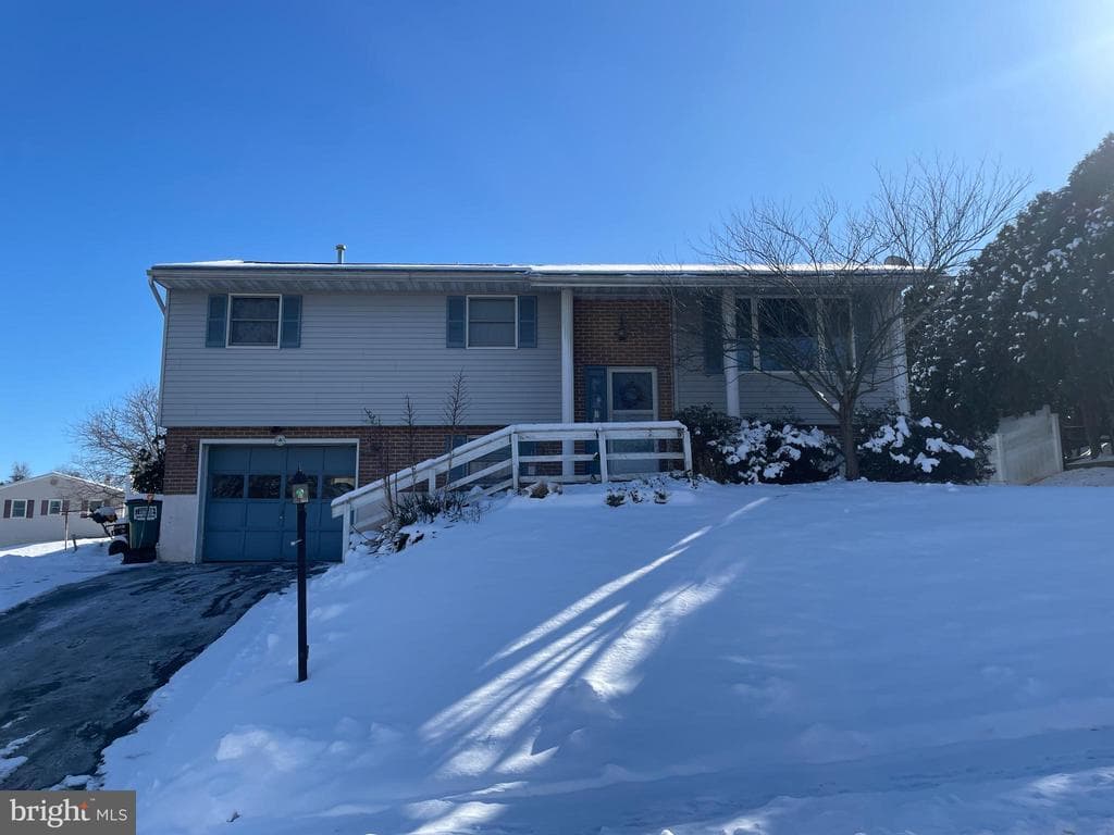 901 Denise Drive photo 1