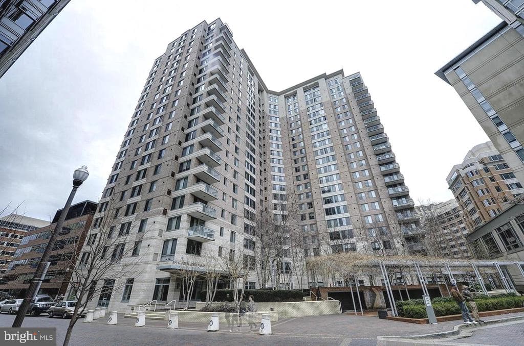851 N Glebe Road #909 photo 1