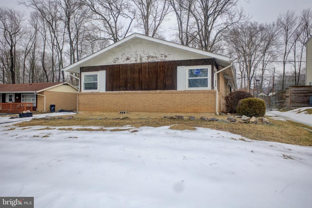 819 Chatfield Road photo 1