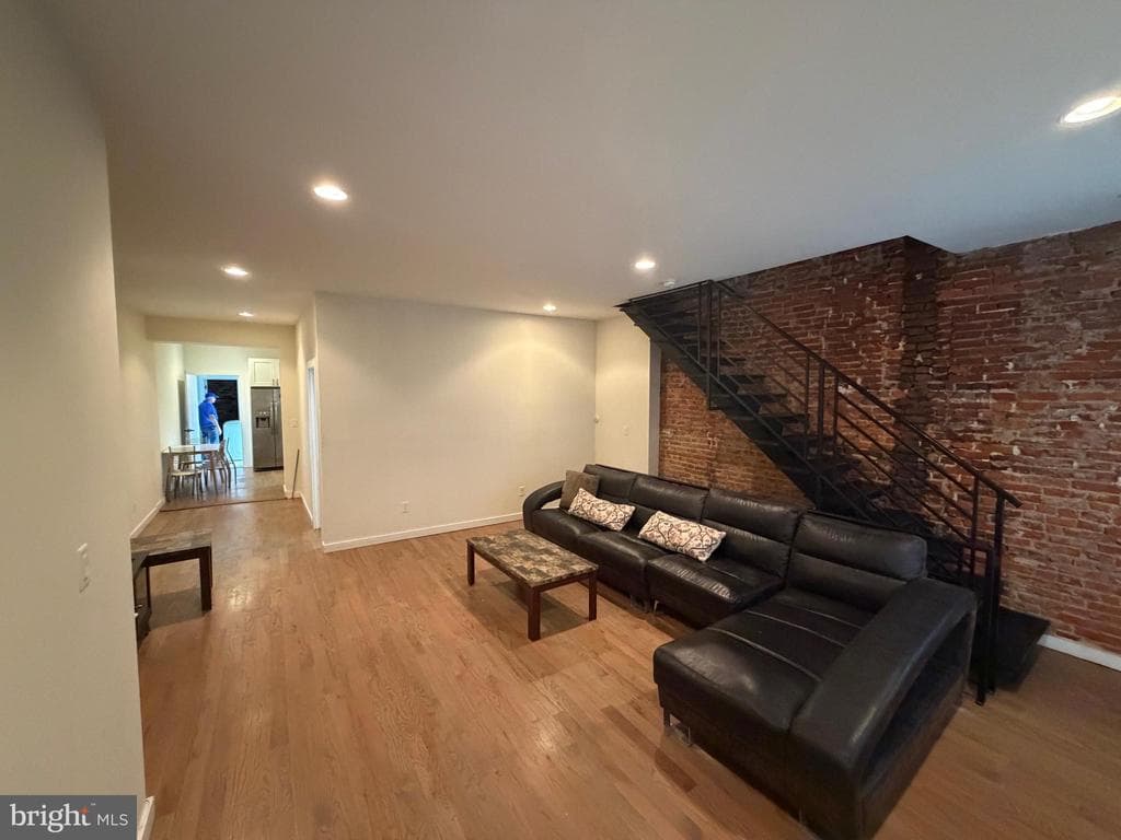 2933 E Thompson Street photo 1