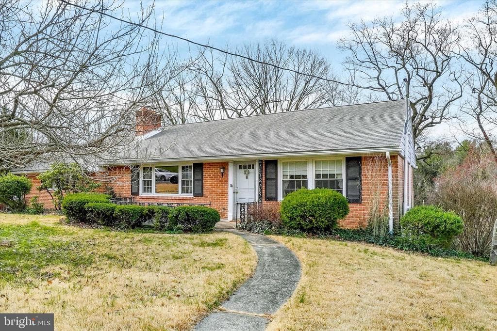 1636 Crestlyn Road photo 1
