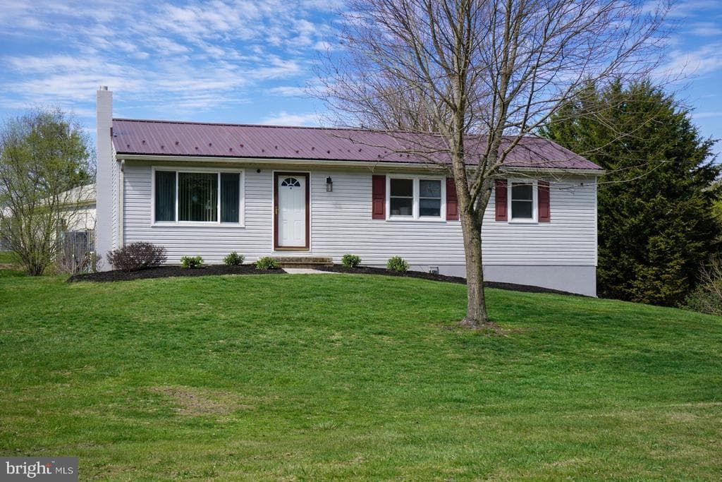 1089 Anthony Highway photo 1