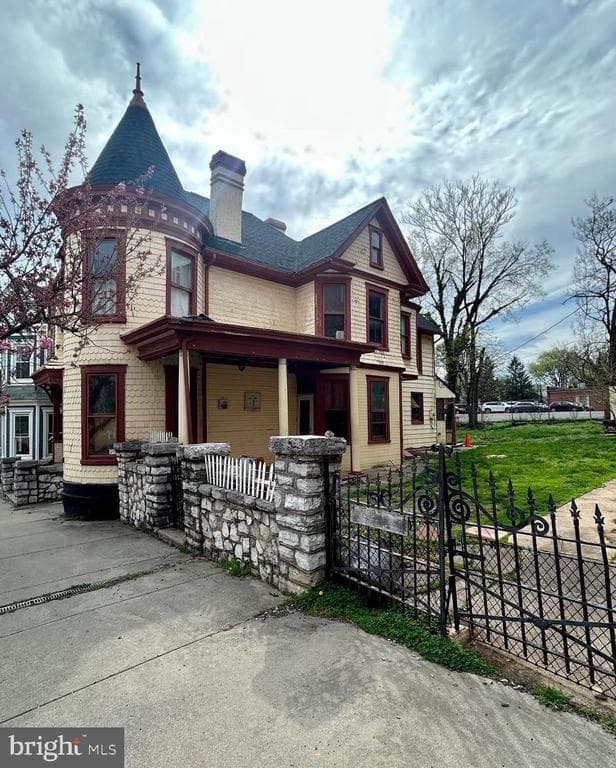 209 S Maple Avenue photo 1
