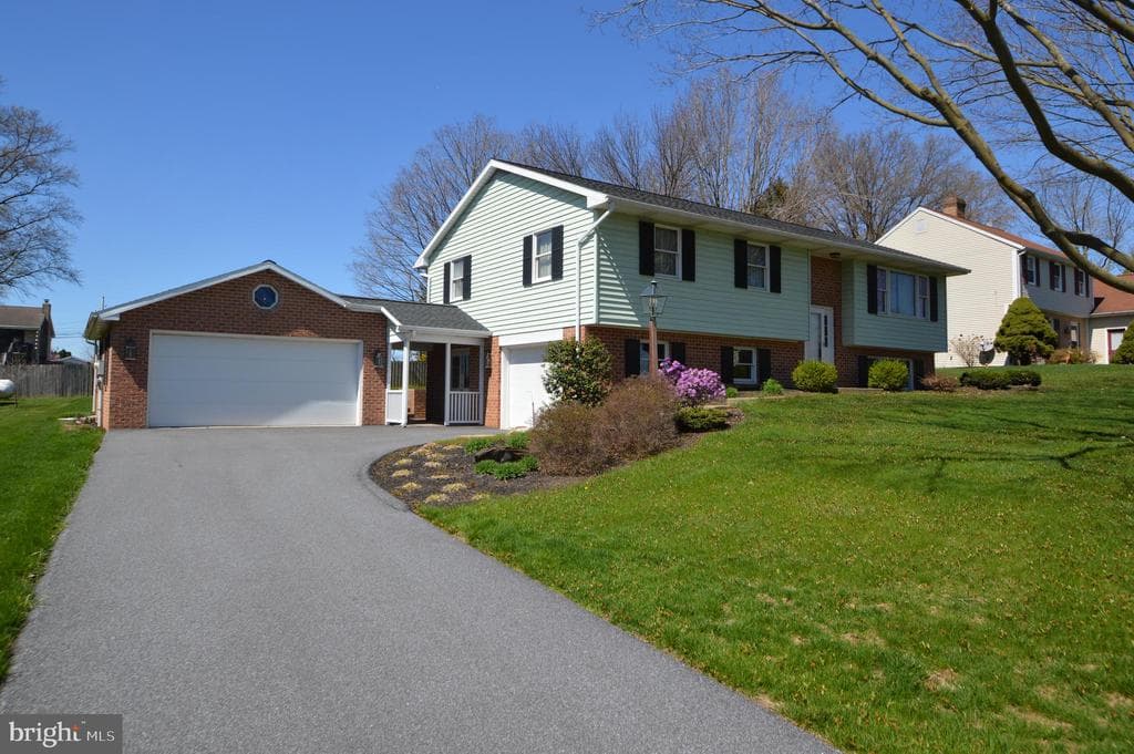 556 Schoolway Drive photo 1