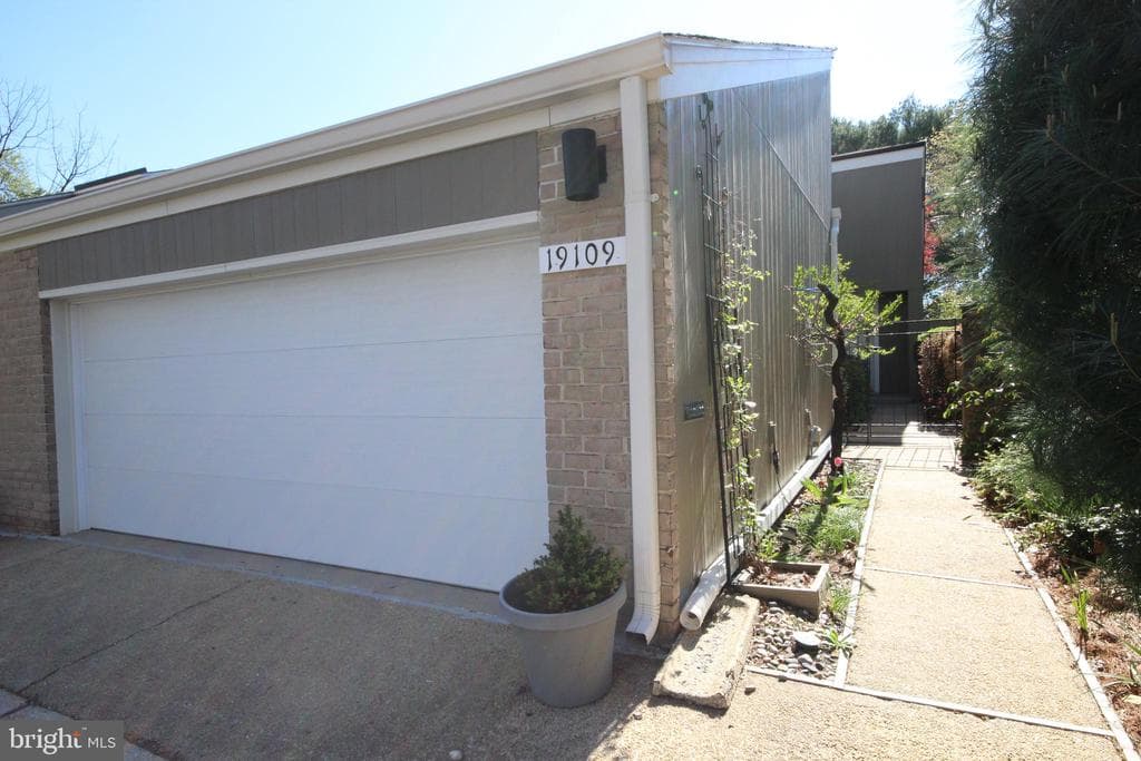 19109 Brooke Grove Court photo 1