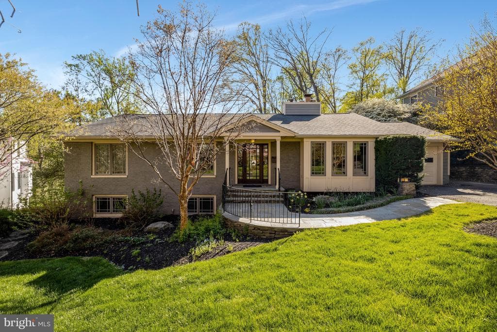 1432 Waggaman Circle photo 1