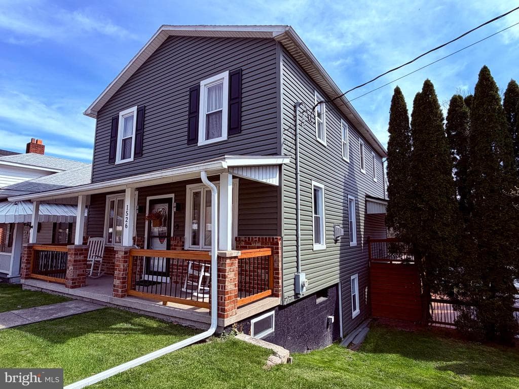 1526 E Grand Avenue photo 1