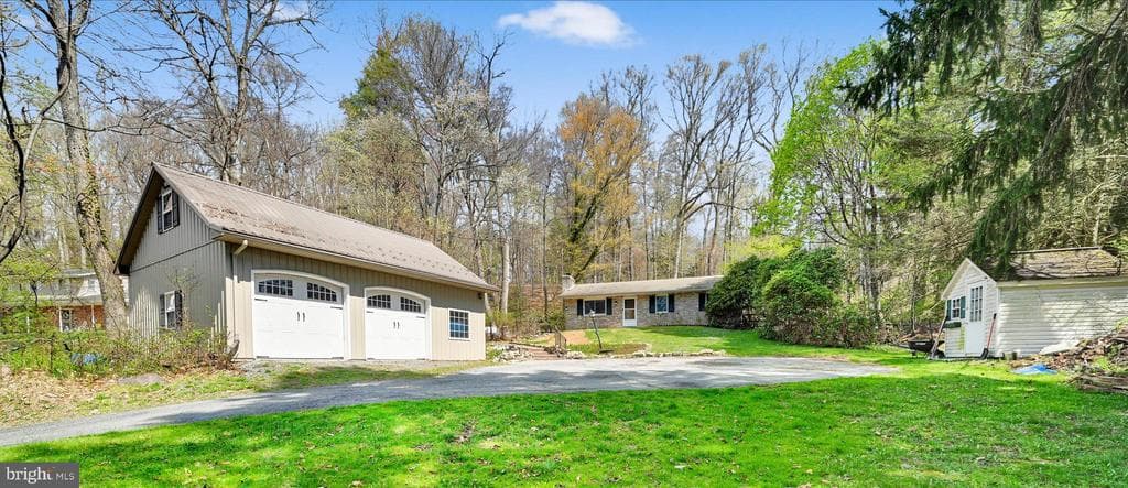 203 Winding Way photo 1