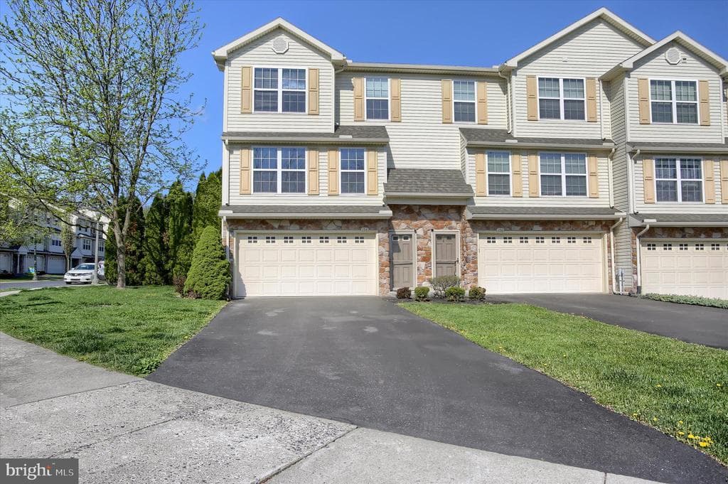 154 Mapleton Boulevard photo 1