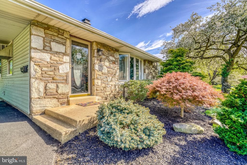 225 Diane Avenue photo 1