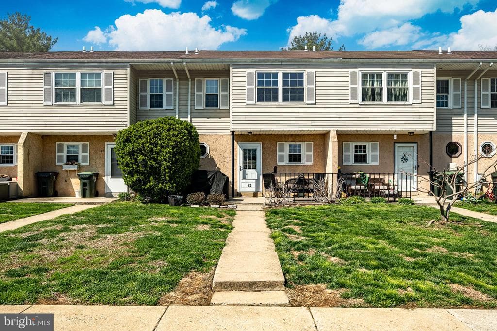 72 Ashley Court photo 1