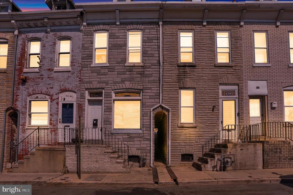 541 Moss Street photo 1