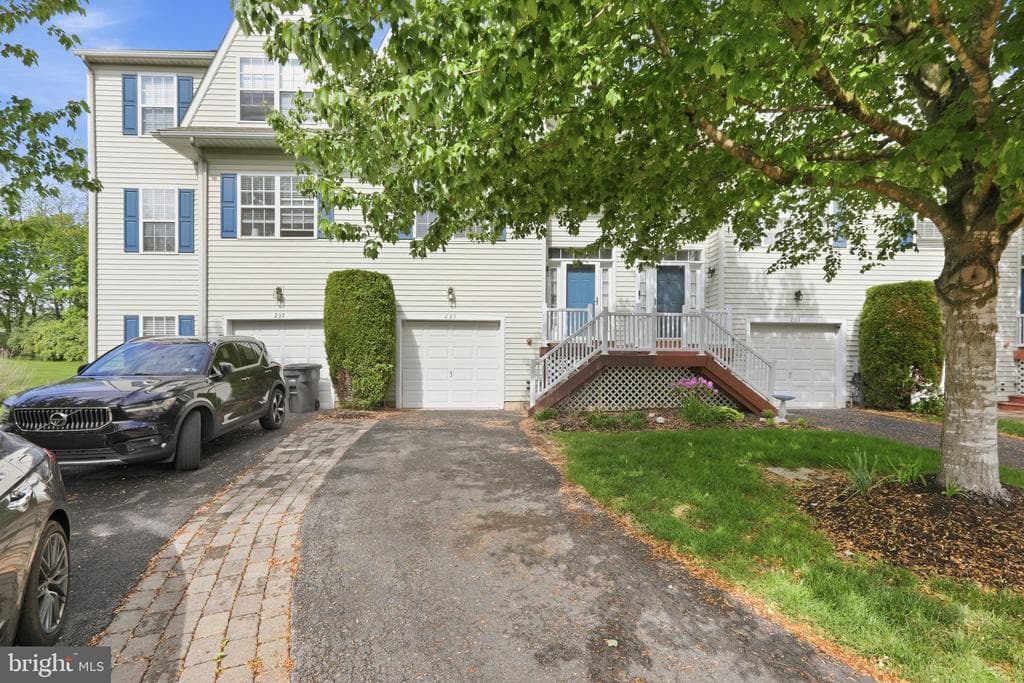235 Buchanan Court photo 1