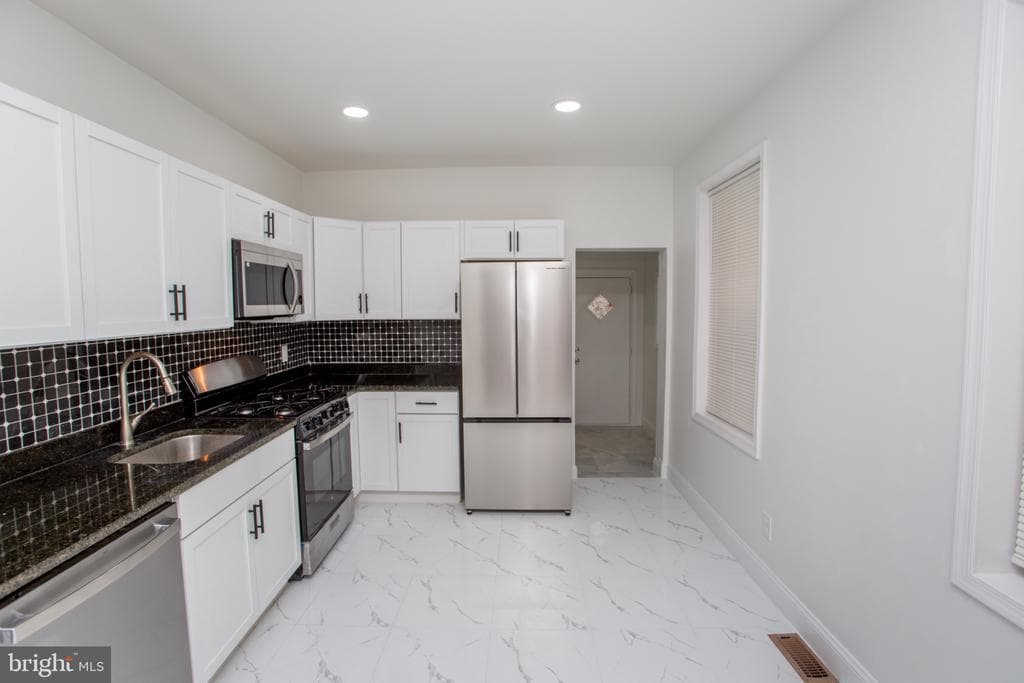 415 N Hobart Street photo 1