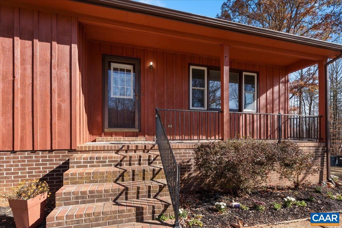 492 Red Bird Ln photo 1