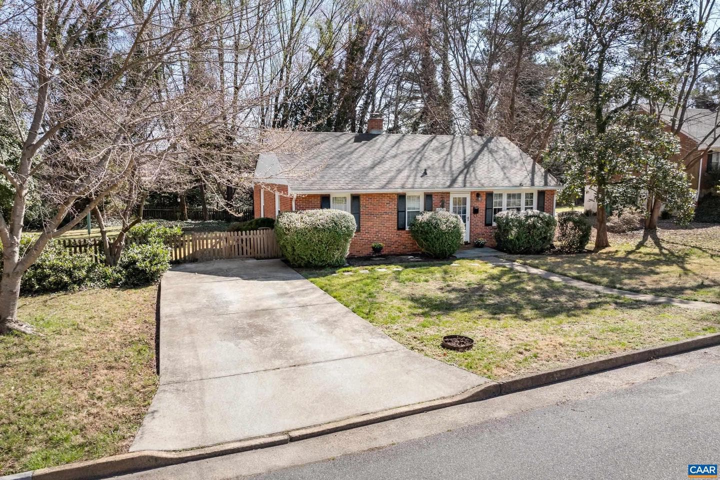 1216 Sherwood Rd photo 1