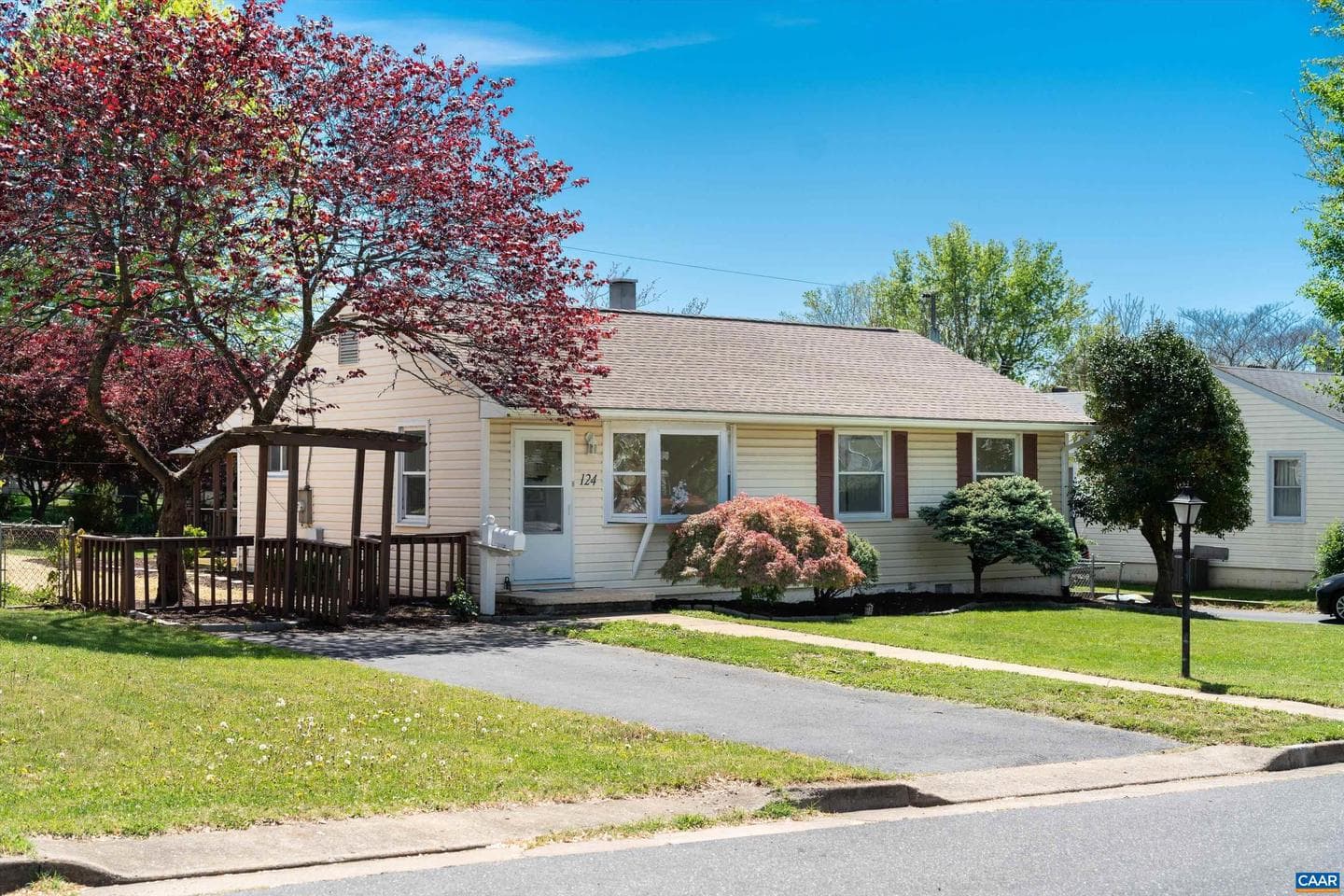 124 James Ave photo 1