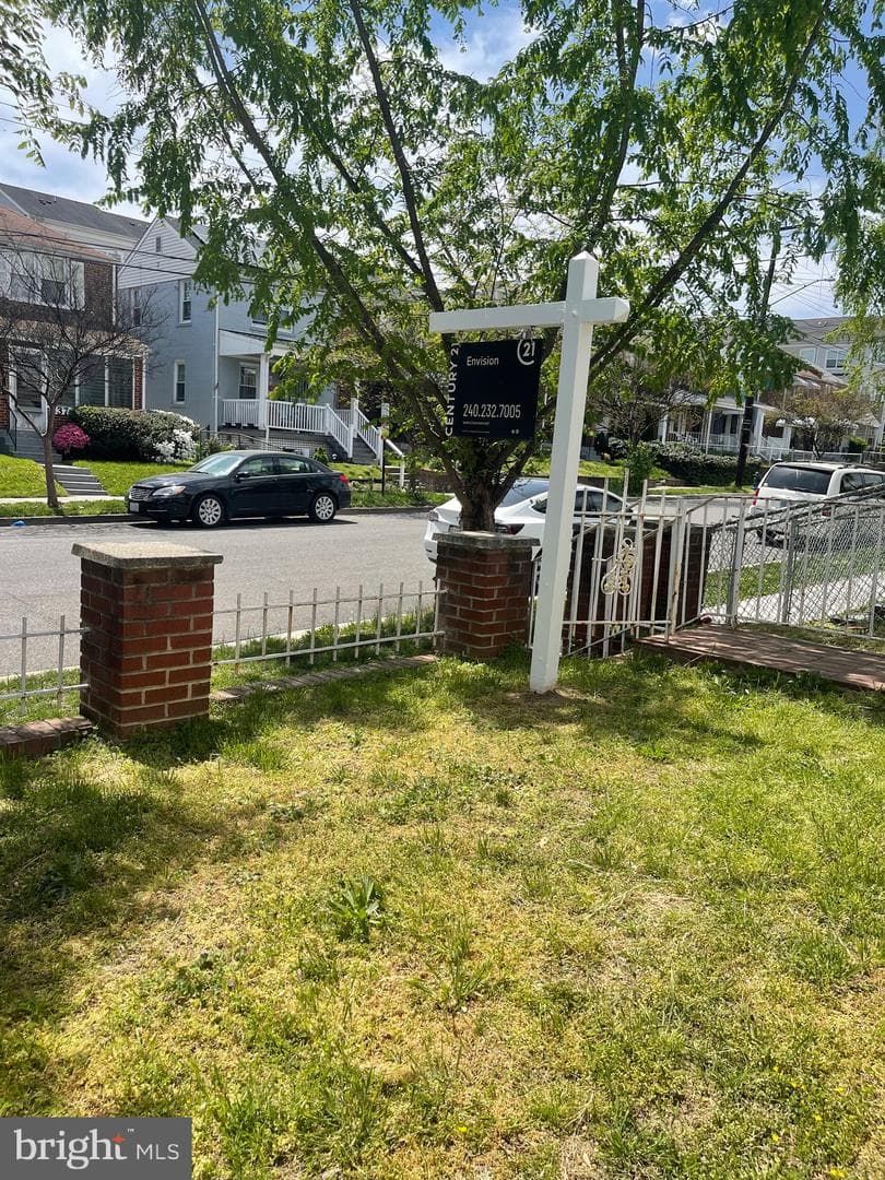 608 Emerson Street NE photo 1