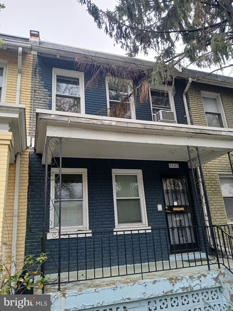1131 Abbey Place NE photo 1
