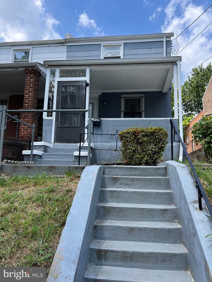 808 Division Avenue NE photo 1