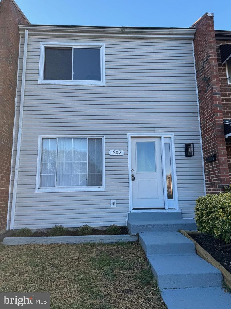 1202 Barnaby Terrace SE photo 1