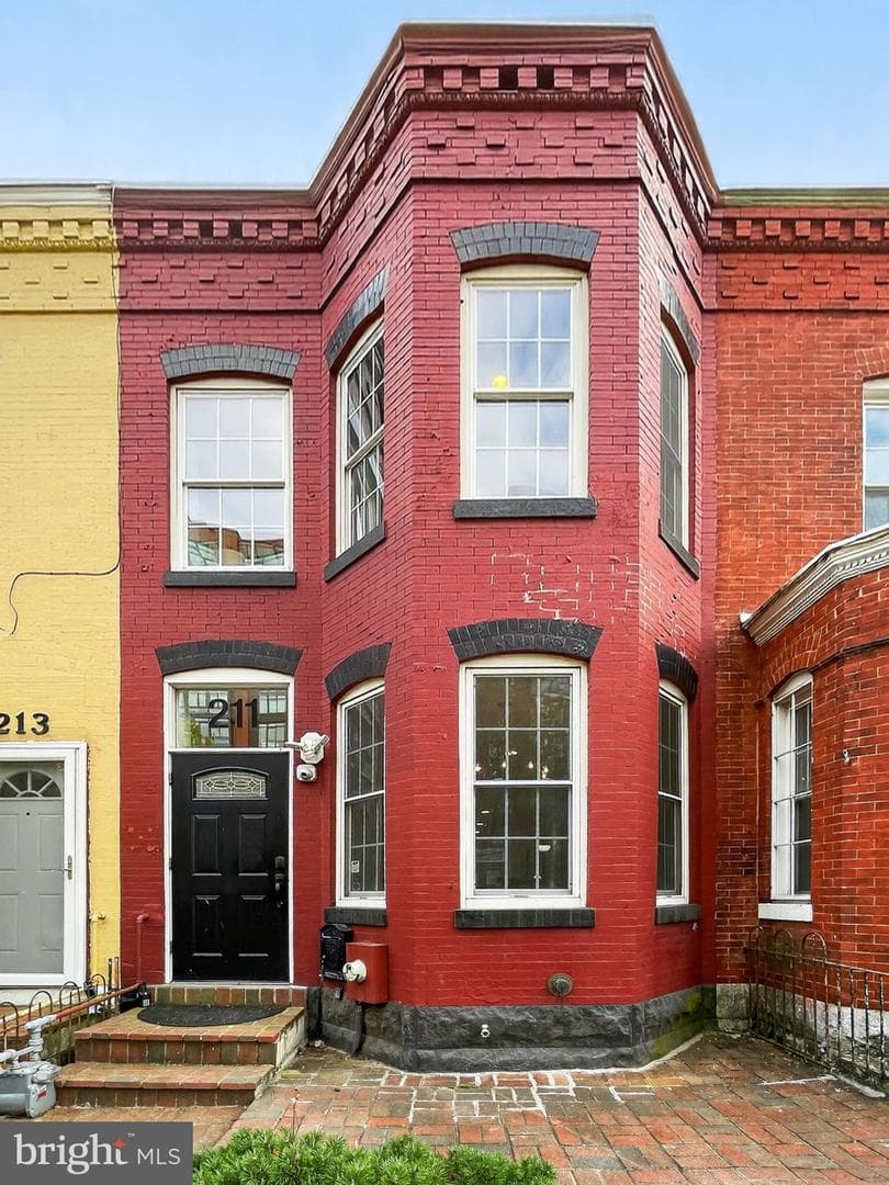 211 K Street NE photo 1