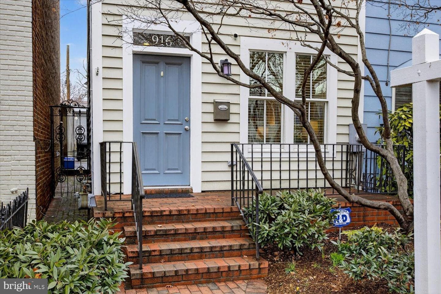 916 G Street SE photo 1