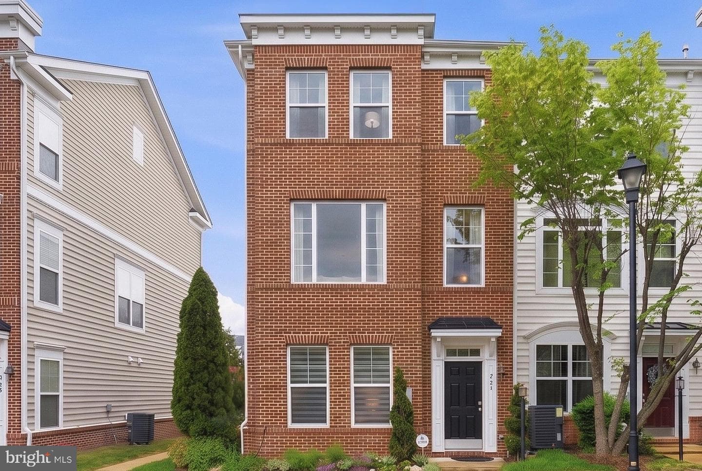 627 Ava Circle NE photo 1