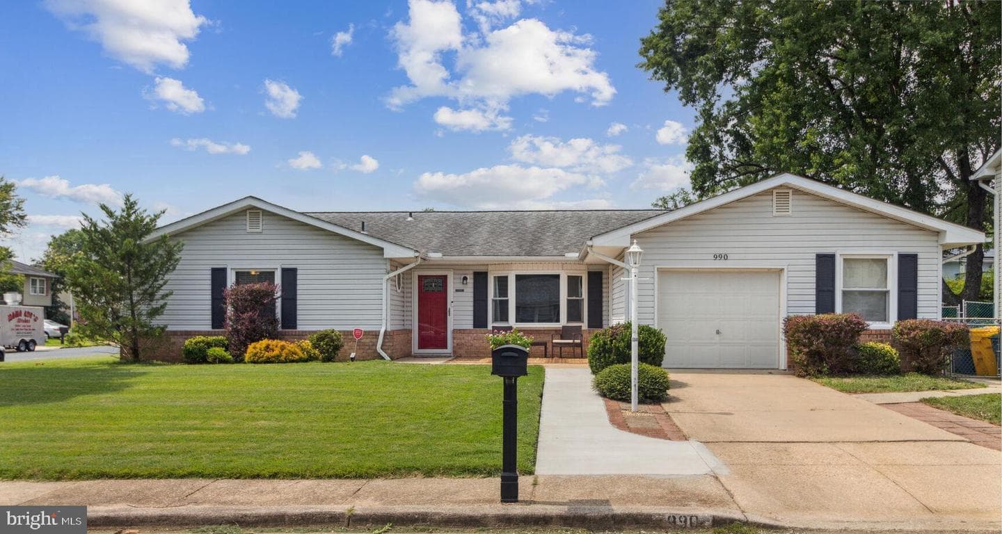 990 Sunny Court photo 1
