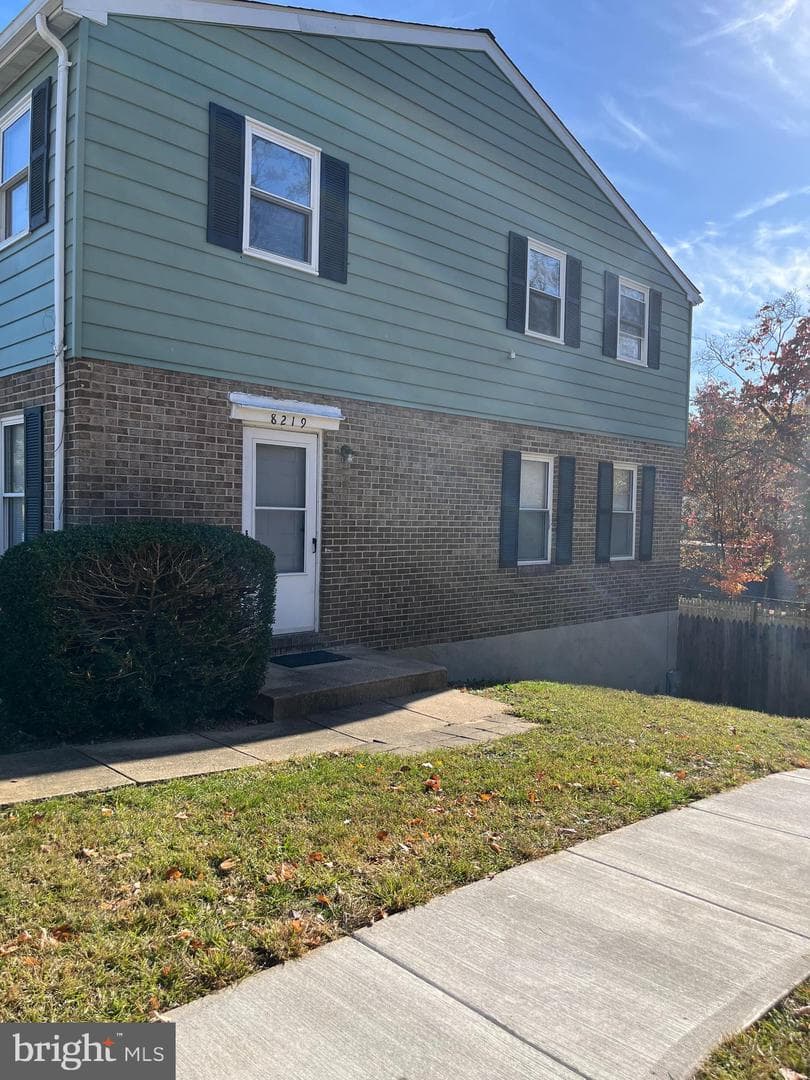 8219 Coatsbridge Court photo 1