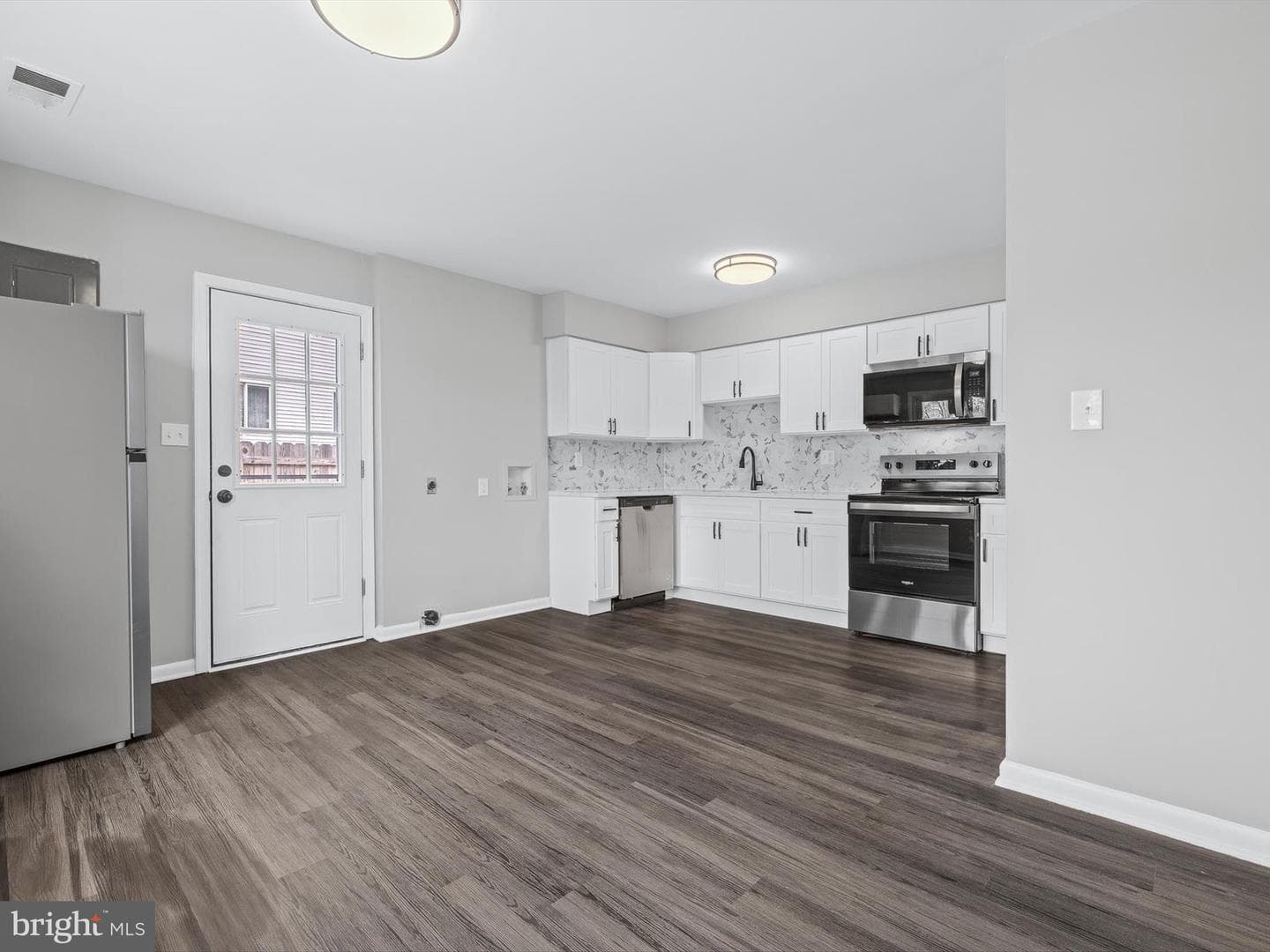 1095 Woodlawn Avenue photo 1
