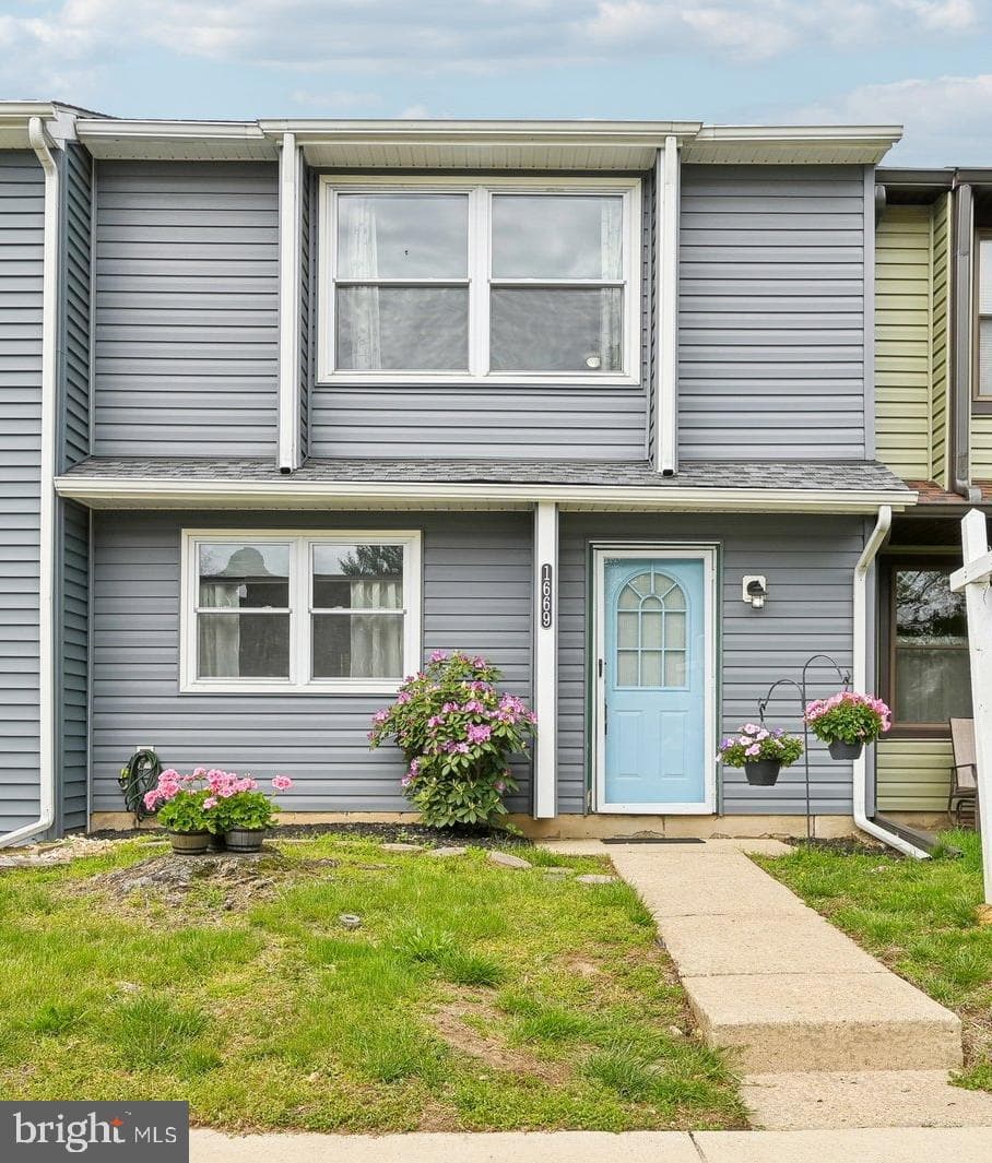 1669 Woodtree Court E photo 1