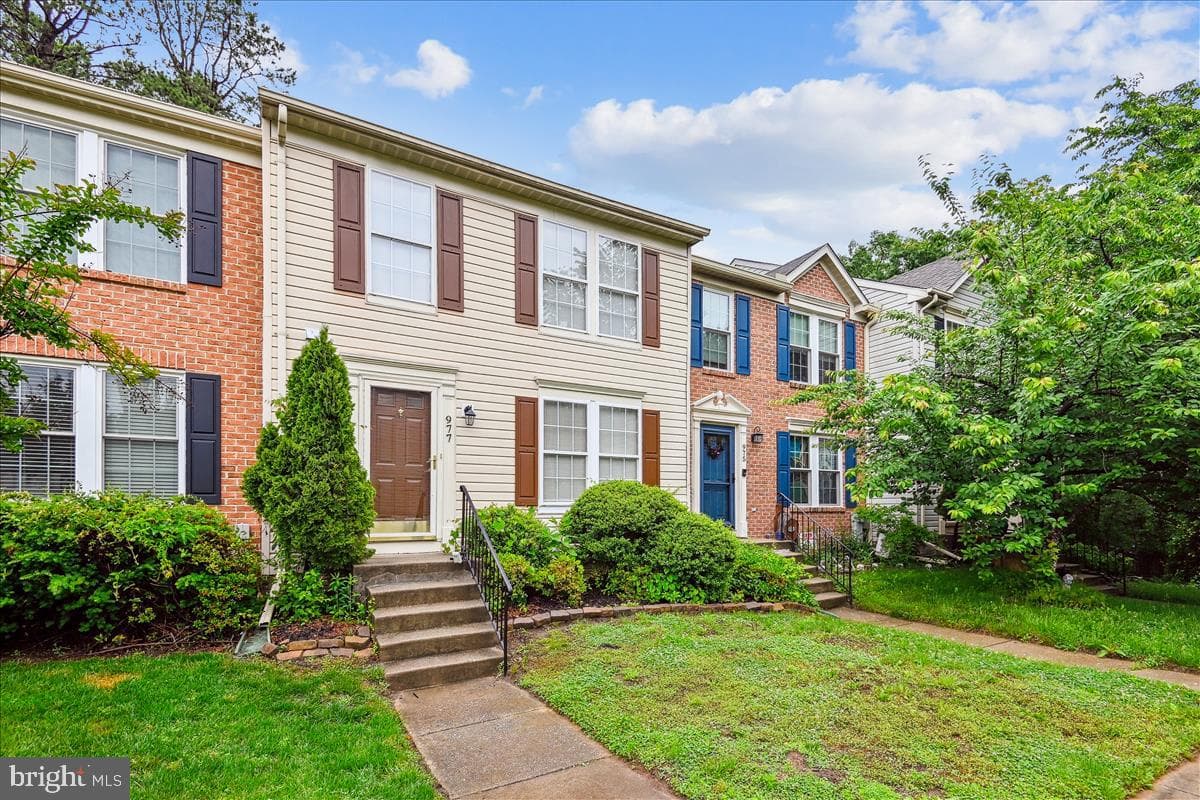 977 Chestnut Manor Court photo 1