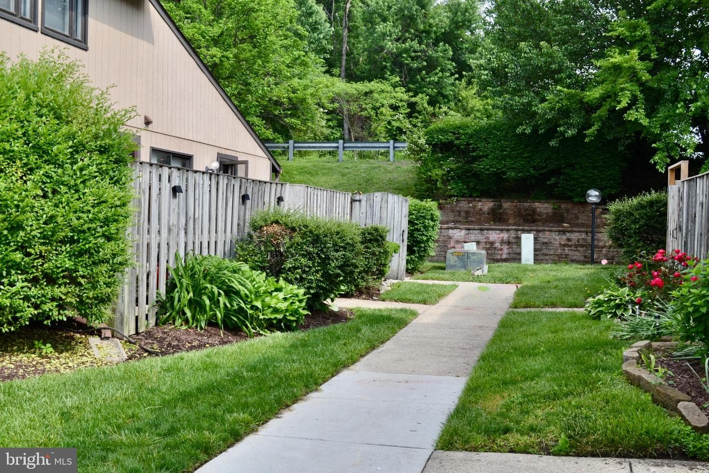 470 West Court photo 1