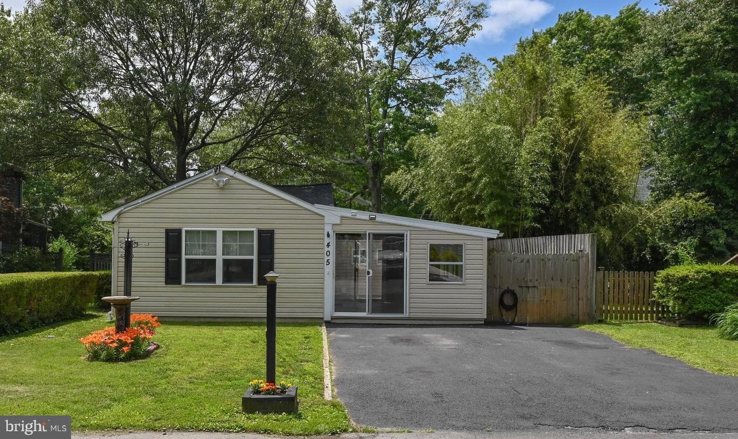 405 Bayview Drive photo 1