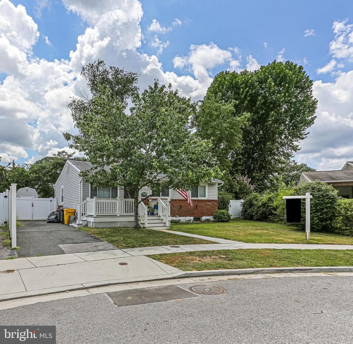 210 Hollywood Court photo 1