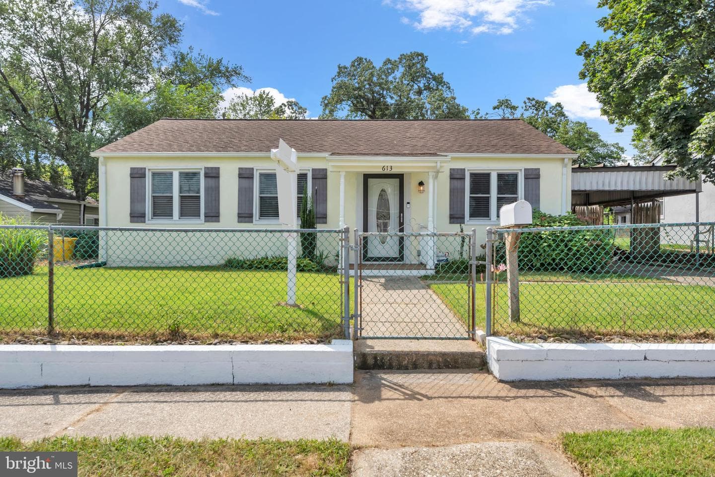 613 Binsted Road photo 1