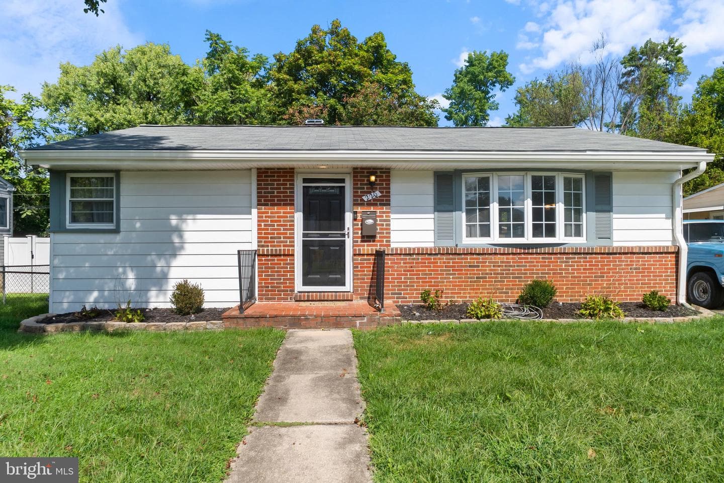 220 Cheddington Road photo 1