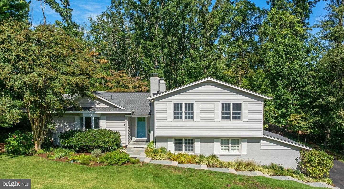 682 Carlisle Drive photo 1