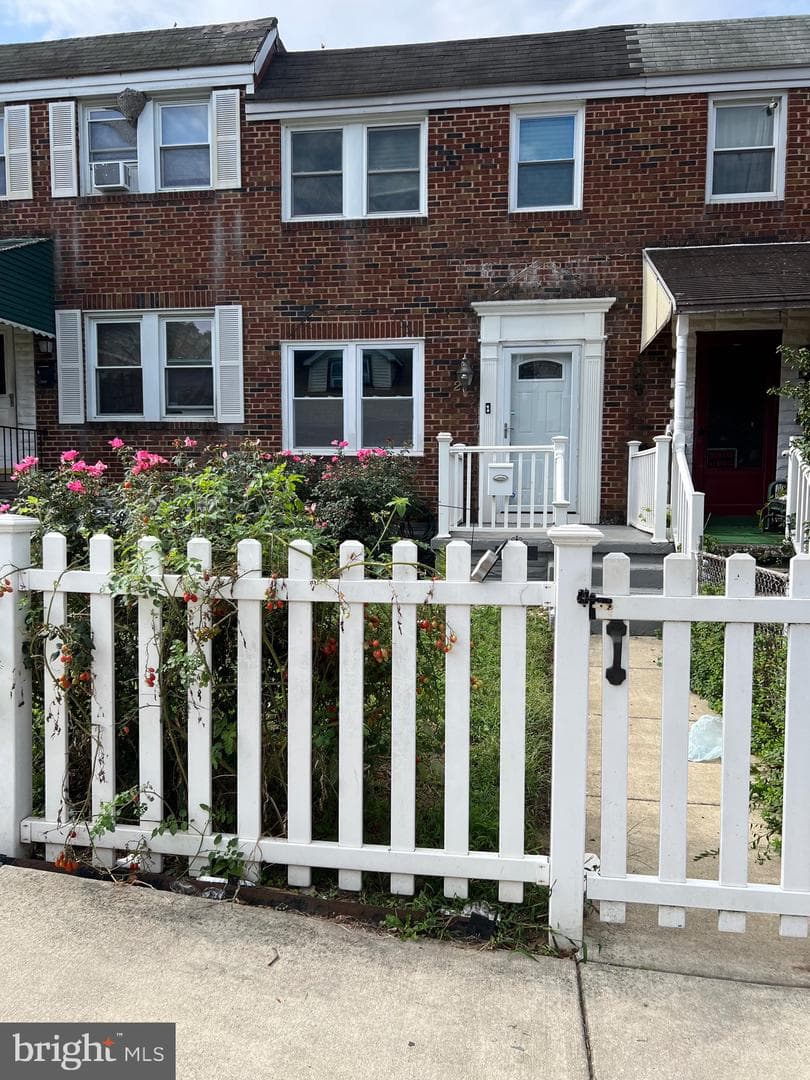 213 Arundel Road W photo 1