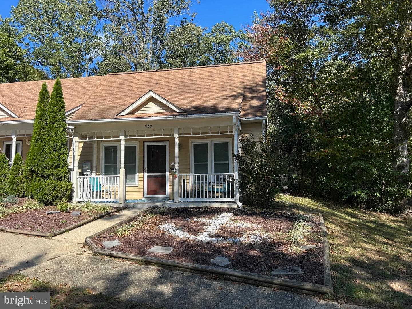 932 Riversedge Circle photo 1