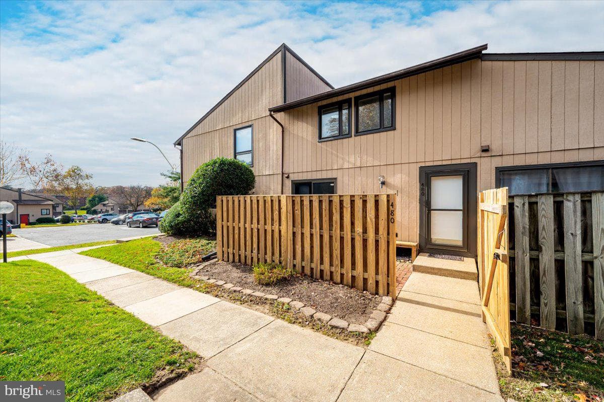 480 West Court photo 1