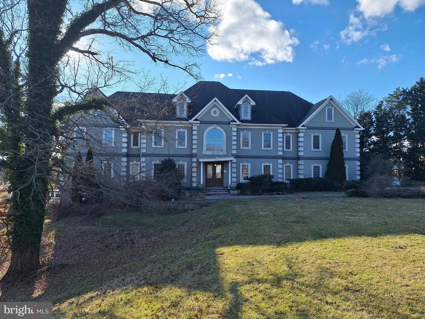 726 Sunpoint Road photo 1